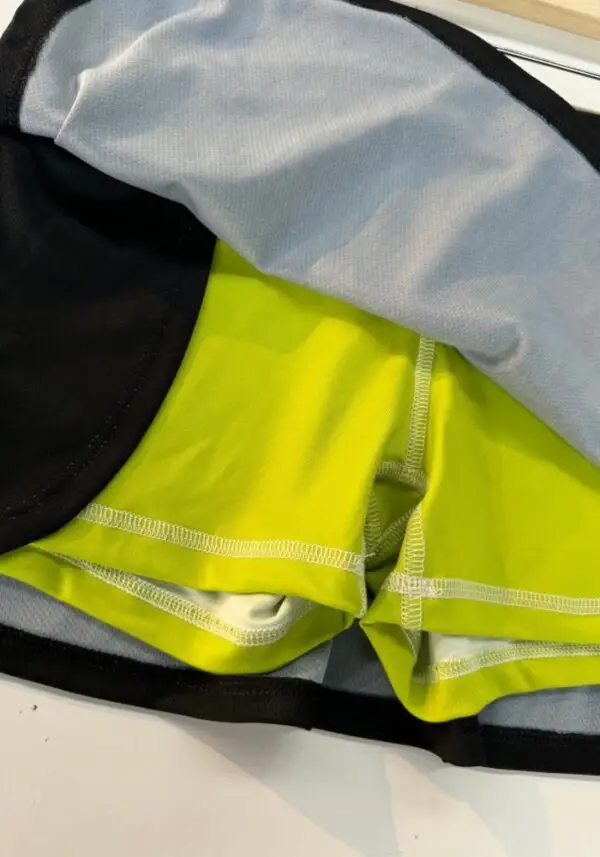 Falda deportiva detalles