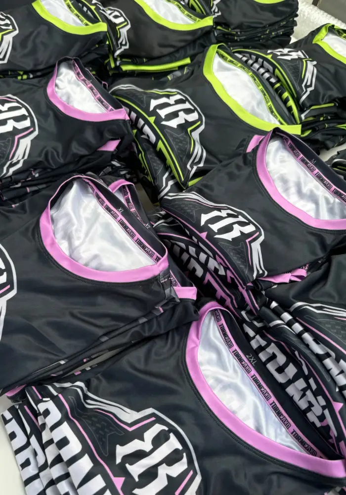 Detalle costura camiseta sublimada