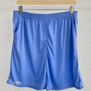 Pantalón corto con bolsillos de hombre