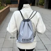 Mochila de cordones premium en uso