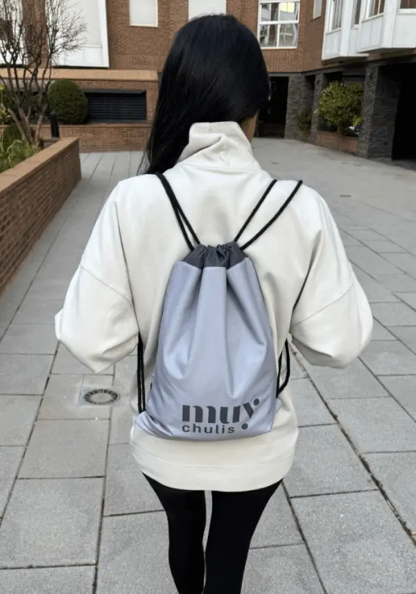 Mochila de cordones premium en uso