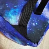 Detalle de la base reforzada de la mochila personalizable con estampado espacial