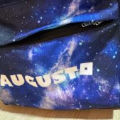 Mochila personalizable multiusos con bolsillo frontal abierto, cremallera negra y estampado espacial.
