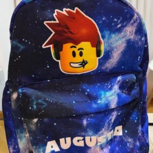 Mochila personalizada con estampado galáctico azul y nombre Augusto en el bolsillo frontal