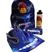 Pack escolar personalizado de Muy Chulis con mochila, botella, estuche y saquito en diseño espacial con nombre.