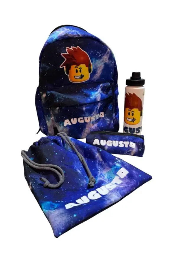 Pack escolar personalizado de Muy Chulis con mochila, botella, estuche y saquito en diseño espacial con nombre.