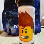 Botella de aluminio personalizada con diseño Lego y nombre Augusto