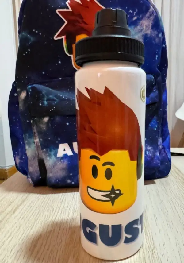 Botella de aluminio personalizada con diseño Lego y nombre Augusto